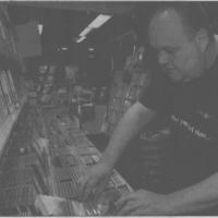 Roald Ripland i butikke Amadeus foto Dalane Tidene/Ingve Aalbu