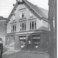 Cederbergh- huset i Sølvbergata 2 ble revet i 1964. Sølvberget Kulturhus ligger her i dag   foto Stavanger BYARKIV