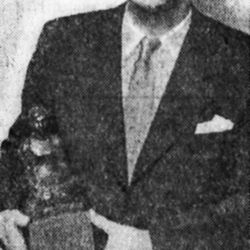 Oftedal i desember 1957, med statuetten «Blomekransen» som følger Stavanger Aftenblads kulturpris. Statuetten er utformet av billedhuggeren Hans Jacob Meyer Foto: Stavanger Aftenblad