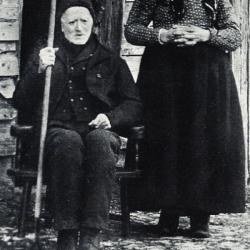 Lars Lofthus sammen med sin tredje kone , Marta foto hentet fra boka Pinnhuer frå Suldal