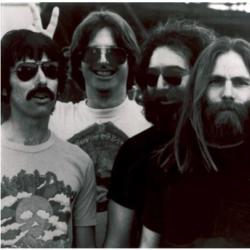 Brent Mydland med langt hår i midten, sammen med resten av Grateful Dead. Fra venstre Mickey Hart, Phil Lesh, Jerry Garcia, Brent Mydland, Bill Kreutzmann og Bob Weir. FOTO: AP