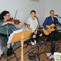 Fiona Schaub (fiolin og blikkfløyte, f.v.) Elise Sofie Dagestad (song), Eivind Landro (gitar, mandolin, trekkspel, song) og Per Inge Ree (gitar, stumpboks/rytme). Biletet er teke under øving.Bildet tatt  fra Jærbladet