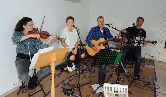 Fiona Schaub (fiolin og blikkfløyte, f.v.) Elise Sofie Dagestad (song), Eivind Landro (gitar, mandolin, trekkspel, song) og Per Inge Ree (gitar, stumpboks/rytme). Biletet er teke under øving.Bildet tatt fra Jærbladet