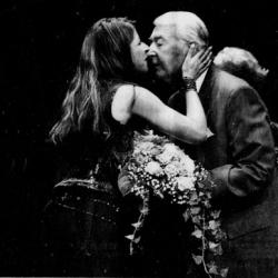 Teatersjef Ingjerd Egeberg og Gunnar Eide under avdukningen av hans byste i Rogaland Teater foto Stavanger Aftenblad/Fredrik Refvem