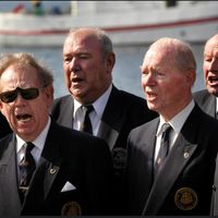 Shantygruppen i "Stavanger Søemandsforening 1850". RS "America" i bakgrunnen. Bilde tatt i forbindelse med dåp av RS "Ryfylke" 5. juni 2003. Bildet tatt fra Redningselskapets Flickr