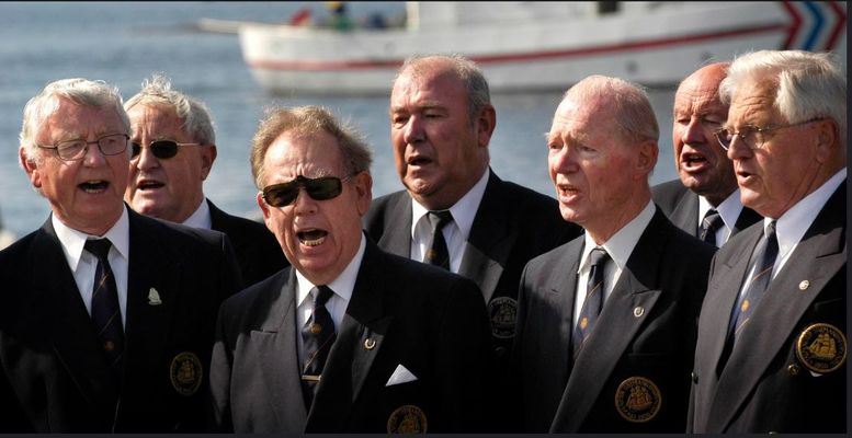 Shantygruppen i "Stavanger Søemandsforening 1850". RS "America" i bakgrunnen. Bilde tatt i forbindelse med dåp av RS "Ryfylke" 5. juni 2003. Bildet tatt fra Redningselskapets Flickr