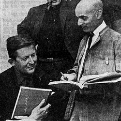 "Til sengs med et smil" forfatter August Mauritzen sammen med instruktør Aloysius Valente og teatermaler Tobo Esben foto Stavanger Aftenblad