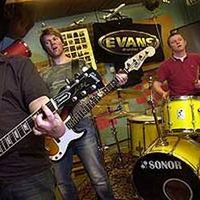 Lars Arne «Larsie» Lindland. Her sammen med Øystein Eide og Lillebjørn Nygaard i øvingslokalet.FOTO: Fredrik Refvem