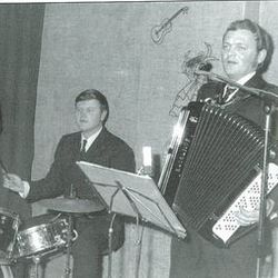 Her trakterer Einar Arnøy trommene sammen med Tor og Finn Tollefsen, innendørs på Fevik Strand Hotel