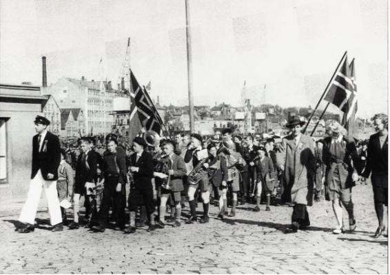 Henrik Dørr leder Solvangsguttene i 1946. Bildet tilhører familen Dørr
