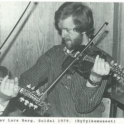 Dag Hovda Sture lærer ein springar av Lars Berg, Suldal 1979 foto: Ryfylkemuseet