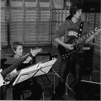 Bassist Fredrik Ravndal og gitarist Magnus Aspøy  i Valo and The Assboys foto Strandbuen