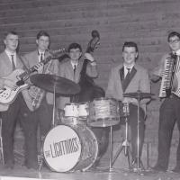1963: Petter Olsen på gitar, Kjell Simonsen på sax, Thormod "lynet" Gilje på bass, Frank Korth på trommer og Thommas Bjerga piano/dragspel.