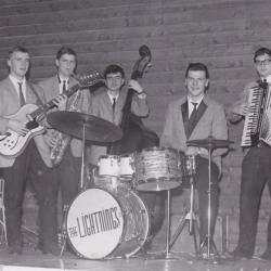 1963: Petter Olsen på gitar, Kjell Simonsen på sax, Thormod "lynet" Gilje på bass, Frank Korth på trommer og Thommas Bjerga piano/dragspel.