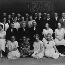 2 rekke: Elisabeth Ellingsen, Sigfrid Tengs Pedersen, lærer Gunnar Arneson, skolebestyrer Einar Aas, lærer Morten Lerø, Aasta Nygaard, Signe Idland.