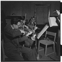 Stavangerensemblet i aksjon i 1953. Fra venstre: Arne Grønlund (fiolin), Ragnar Borge (fiolin) og Aksel Wold (cello) Foto: ukjent. Eier: Nasjonalbiblioteket