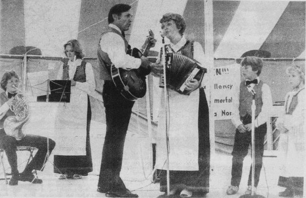 Gustav Stangeland opptrer med familien