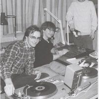 Radio 102 musikkansvarlig Egil Houeland, Thure Westerlund og redaktør Sigmund Hansen foto hentet fra boka Historien om Haugalandet 1980-tallet- Tor Inge Vormedal