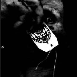 Edwin Borsheim med toe tag promokort for tattoveringsjappen House of 1000 Tattoos