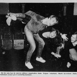 Knut Husebø sammen med Jahn Teigen og  Marit Syvertsen i Fantomets glade bryllup klipp fra Fremtiden