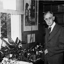 Flere detaljer Fartein Valen med noen av sine rundt 300 kaktuser.Foto: ukjent. Eier: Nasjonalbiblioteket