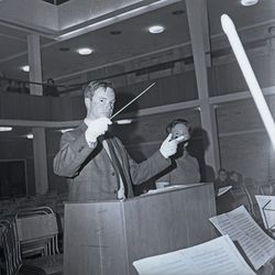 Leif Bendix Jørgensen prøve i aulaen.  Foto: Eggen, Bernt / Haugalandmuseene