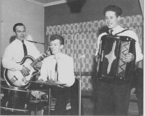 de omlag tolv åra Flamingo bestod var en rekke musikere med. Her Ingvar Borsheim, Peder Tjølsen og Torleif Byberg. Det var også disse som brøt ut og startet Bybergs Trio.