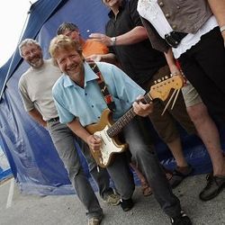 >THE HOOLIGANS: </b>Gamlerockere anno 2007. Fra venstre Lars Tveit, Jan Einar Valhammer, Knut David Vea, Roald Fagerland og Eli Nes Kvindesland. Foran: Alf Bjarne Jørgensen