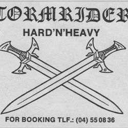 Stormriders trykket opp tusenvis av disse klistremerkene i 1982/83 og delte ut på konsertene våre. Jan A. Haugen har laget tegningen.