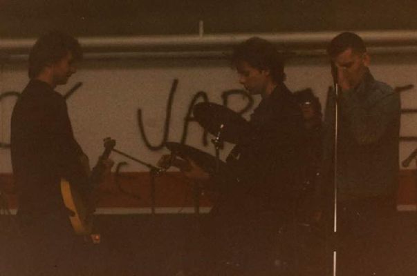 Jazzlegenden, oppvarming for Raga i Parkeringshallen under Valberget 8 Desember 1986, for anledningen med gjestegitarist Sindre Ekrheim ex.Vonde Minner. Foto tilhører Arve Hinderaker