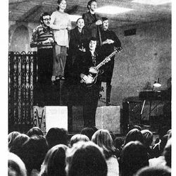 Annerut Joner og ensemblet i stykket Utenfor klipp fra Jærbladet