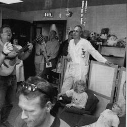 Magne Høyland og Sverre Kvam, med pianist Dag Øverland, opptrer på sykehuset foto Rogalands Avis/Alfred Aase