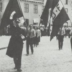 Tycho Torgersen i front for AUF-tog foto hentet fra Årbok (Arbeidernes historielag i Rogaland). 1993 Vol. 10