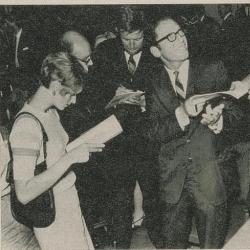 August Mauritzen sammen med Tom Lehrer foto hentet fra Billedbladet NÅ- Originalen finnes i Riksarkivet-Har tillatelse her i fra