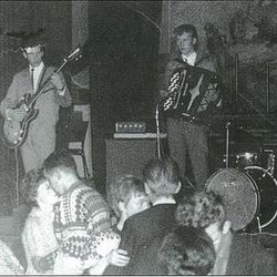 Les Beat five i aksjon under en dansetilsetning på Orre. Fra venstre: Alf Tore Egeland, Laurits Engelsvoll,Harald Sandberg,Helge Salte og Per Lorenz Borsheim.