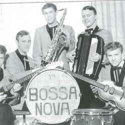 Bossa-Nova 1964 i flotte "spelekler" -skreddersydde drakter med gullglitter fra Hana Konfeksjon. Fra venstre: Martin Chr. Lea, Jan Halvard Sagen, Per Skårland, Harald Sunde og Tor Tengs-Pedersen