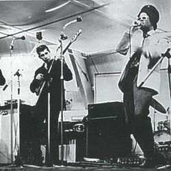 Beatles-tilstander i Kupelhallen søndag 19.september 1965: Barry Norse fremfører den sugende rockeren "Go Go Home" sammen med Tony  the Swing blues. Foto: Egil Eriksson. Rogalands avis.)