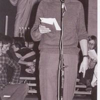 Sindre Eide leder allsang foto Inge Bruland