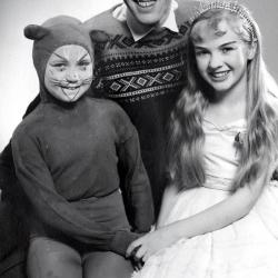 Annelise som Askepott og Åshild Helgevold som Lillemus-Mei , sammen med teaterdirektør Bjørn Endreson foto tilhører Rogaland Teater