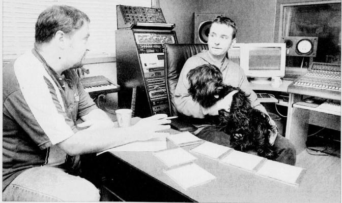 Øyvind Grødem i Mansion Studio diskuterer RUF cD med Dag Steinar Våge og hunden Tolstoy foto Stavanger Aftenblad