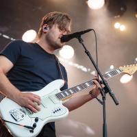 Fredrik Øgreid Vogsborg på scena med Aurora på Stavernfestivalen. Konserten gjekk føre seg den 12.07.2018 i Stavern. På scena: Aurora (vokal) Silja Sol (tangentbord) Fredrik Øgreid Vogsborg (gitar) Magnus Åserud Skylstad (trommer) Unidentified (tangentbord) foto Tor Sætre/Wikipedia