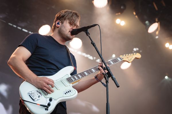 Fredrik Øgreid Vogsborg på scena med Aurora på Stavernfestivalen. Konserten gjekk føre seg den 12.07.2018 i Stavern. På scena: Aurora (vokal) Silja Sol (tangentbord) Fredrik Øgreid Vogsborg (gitar) Magnus Åserud Skylstad (trommer) Unidentified (tangentbord) foto Tor Sætre/Wikipedia