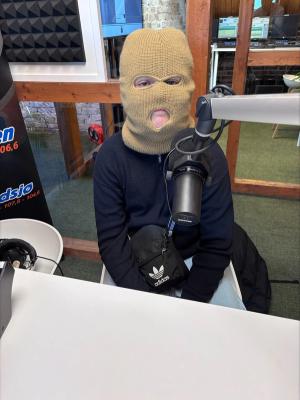 Maskeperson 1 foto Jæradioen