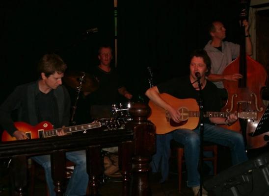 Tre Strenge Menn og en Skarp Herre foto Sandes Bluesklubb