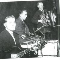 JUS under en spilling på Festiviteten. Nærmest Marthon Stangeland, Olav «Laffen» Stangeland og Harald Jacobsen.
