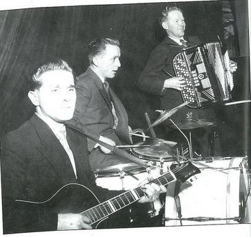 JUS under en spilling på Festiviteten. Nærmest Marthon Stangeland, Olav «Laffen» Stangeland og Harald Jacobsen.