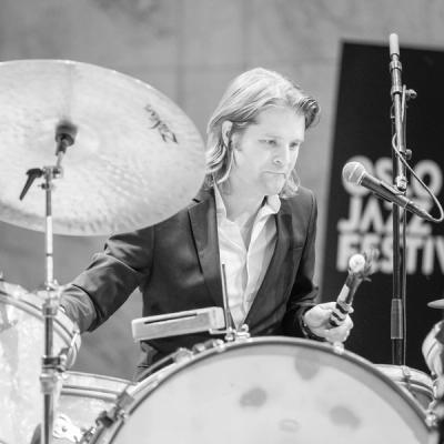 Pål Hausken på scena med Solveig Slettahjell i Universitetets Aula. Konserten var ein del av Oslo Jazzfestival og gjekk føre seg den 14.08.2018 i Oslo. På scena: Solveig Slettahjell (piano og vokal) Pål Hausken (perkusjon) foto: Tor Sætre . Hentet fra Wikipedia