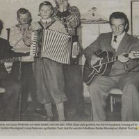 Alf Tveit er munsspilleren som står bak Lasse Pedersen med trekkspillwt foto: Karmøynytt