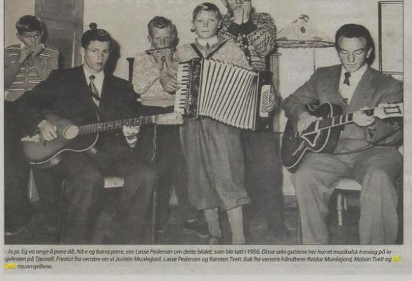 Alf Tveit er munsspilleren som står bak Lasse Pedersen med trekkspillwt foto: Karmøynytt