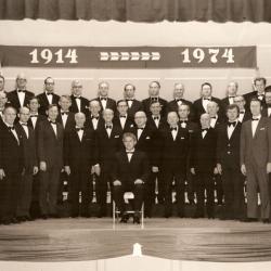 Mandskoret 60år i 1974. Foran: Korets dirigent Gerhard Enerstvedt